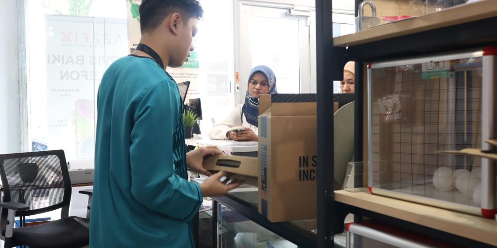 Inside the ITGEEKS shop in Johor Bahru